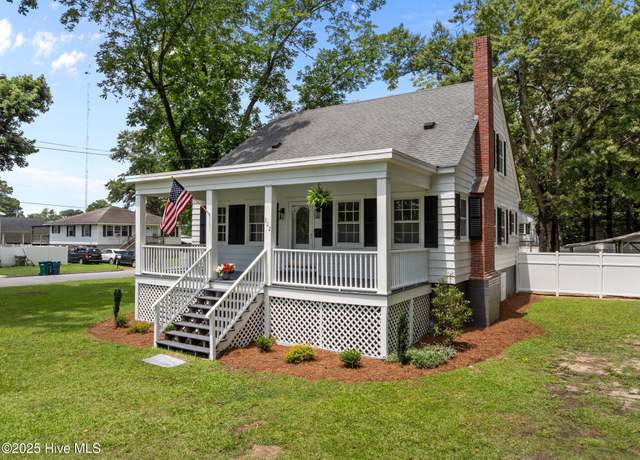 Property at 302 Simmons St, Washington, NC 27889, 3 beds, 1.5 baths