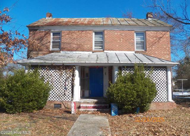 Property at 132 W Peterson St, Edenton, NC 27932, 3 beds, 1 bath