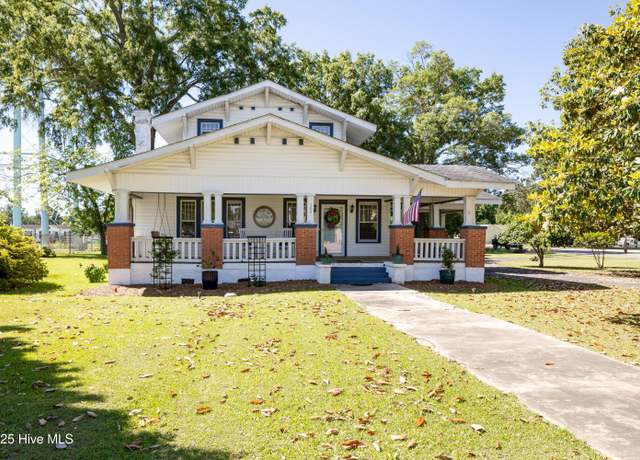 Property at 103 W Pleasant St, Roseboro, NC 28382, 3 beds, 1.5 baths
