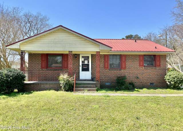 Property at 519 Queensdale St, Laurinburg, NC 28352, 3 beds, 1 bath