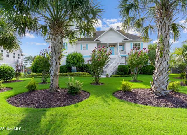 Property at 8320 Lakeview Dr, Wilmington, NC 28412, 4 beds, 3.5 baths