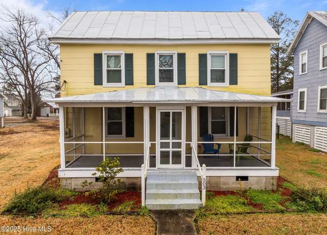 Property at 503 Hodges St, Oriental, NC 28571, 3 beds, 1 bath