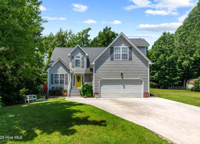 Property at 902 Charleston Pl, Sneads Ferry, NC 28460, 3 beds, 2.5 baths