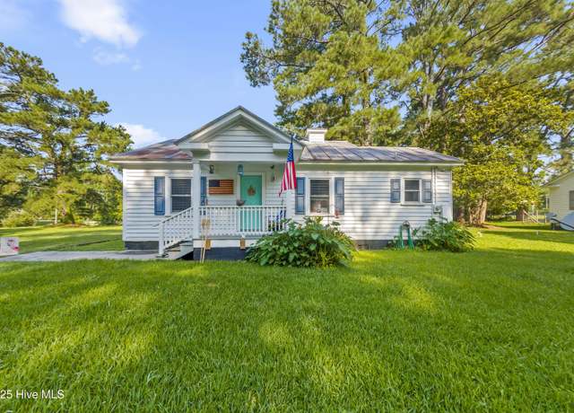 Property at 106 S Third St, Bayboro, NC 28515, 2 beds, 1 bath