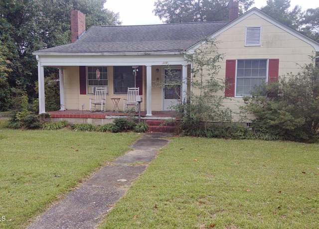 Property at 305 W Academy St, Williamston, NC 27892, 3 beds, 1.5 baths