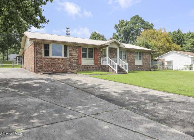 Property at 16 Colonial Dr, Jacksonville, NC 28546, 3 beds, 1.5 baths