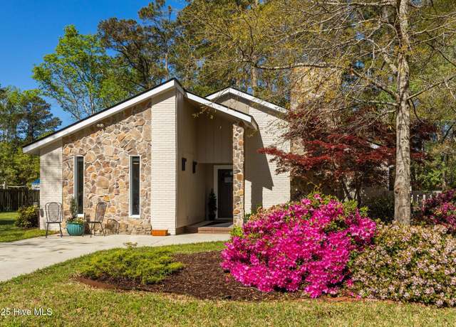 Property at 3606 E Hedrick Dr, Morehead City, NC 28557, 3 beds, 2 baths