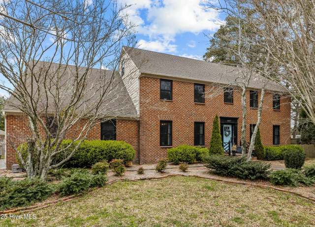 Property at 207 Fairview Dr, Beaufort, NC 28516, 4 beds, 4.5 baths