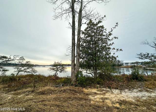 Property at 48 Crown Pointe Dr, Hampstead, NC 28443
