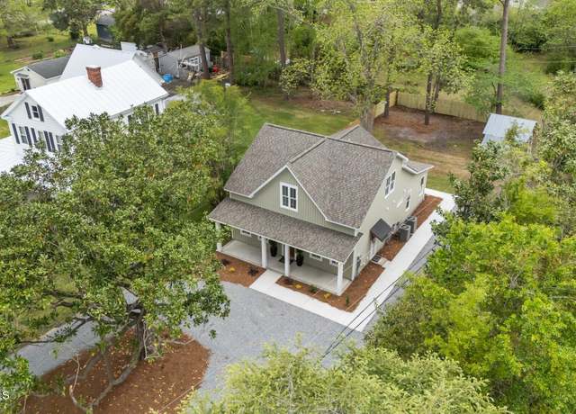 Property at 1814 Trent Blvd, New Bern, NC 28560, 3 beds, 2.5 baths