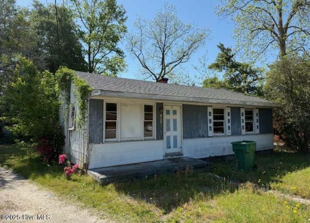 Property at 1805 Martin Luther King Jr Dr, Lumberton, NC 28358, 3 beds, 1 bath