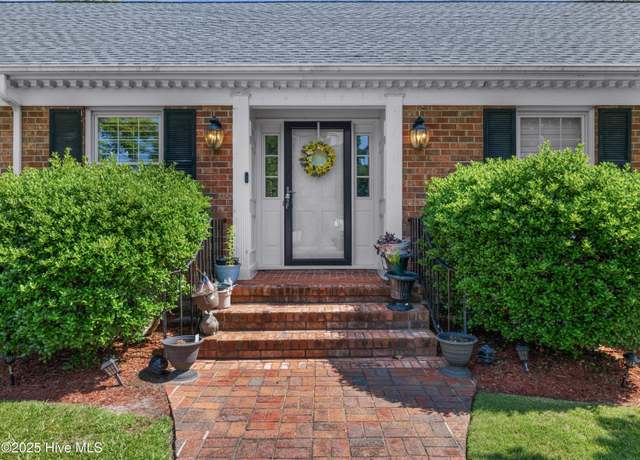 Property at 1911 Pawnee Dr, Kinston, NC 28504, 5 beds, 3 baths