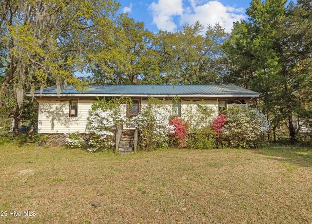 Property at 440 Village Dr, Beaufort, NC 28516, 4 beds, 1 bath