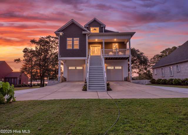 Property at 811 Chadwick Shores Dr, Sneads Ferry, NC 28460, 4 beds, 3 baths