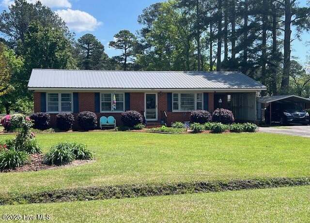 Property at 410 5th St, Bladenboro, NC 28320, 3 beds, 1 bath