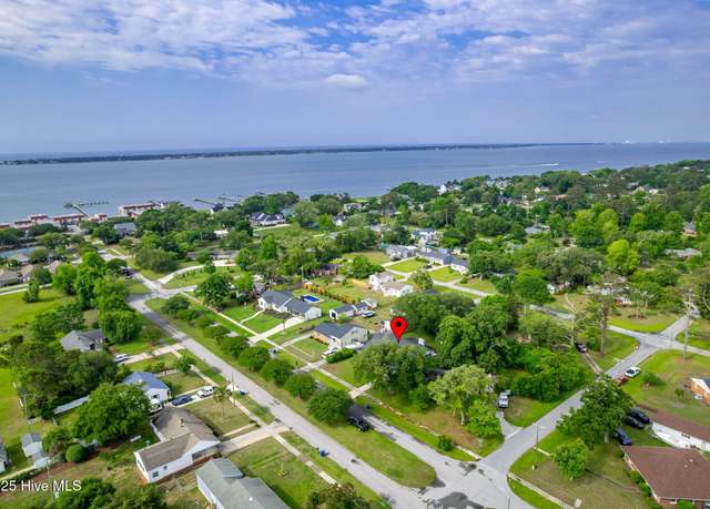 Property at 302 Mansfield Pkwy, Morehead City, NC 28557, 3 beds, 2 baths