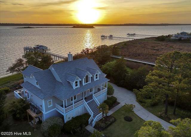 Property at 8824 Shipwatch Dr, Wilmington, NC 28412, 4 beds, 2.5 baths