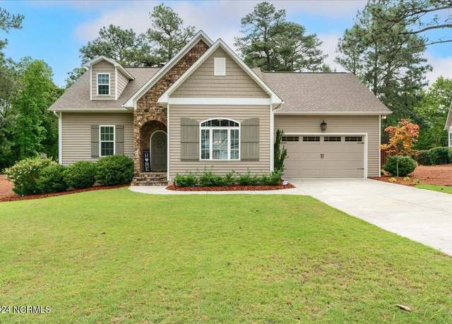 Property at 23 Bedford Cir, Pinehurst, NC 28374, 4 beds, 2.5 baths