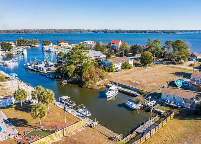 Property at 109 Gull Dr, Sneads Ferry, NC 28460, 3 beds, 3 baths