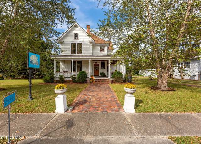 Property at 505 Broad St, Oriental, NC 28571, 5 beds, 5.5 baths