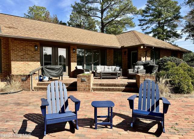 Property at 933 Yadkin Rd, Southern Pines, NC 28387, 4 beds, 3.5 baths