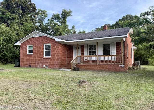 Property at 105 Rhodes St, Williamston, NC 27892, 4 beds, 1.5 baths