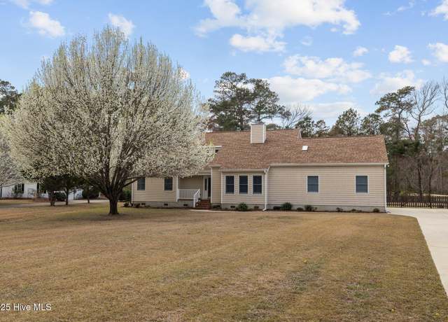 Property at 415 Hillcrest Dr, Morehead City, NC 28557, 3 beds, 2.5 baths