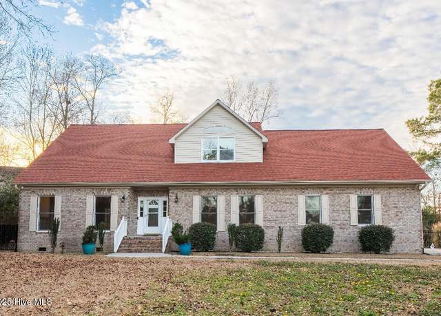 Property at 800 Willbrook Cir, Sneads Ferry, NC 28460, 4 beds, 3 baths