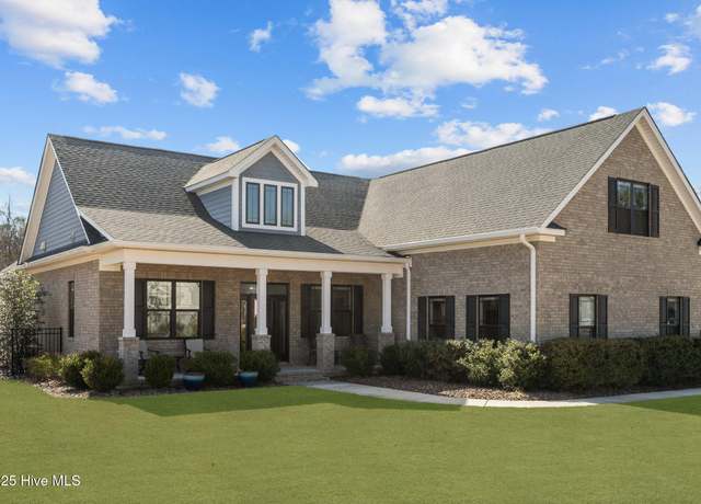 Property at 692 Crown Pointe Dr, Hampstead, NC 28443, 4 beds, 3 baths