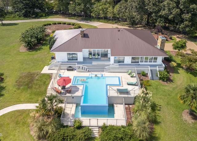 Property at 101 Elizabeth Rd, Elizabethtown, NC 28337, 3 beds, 2.5 baths