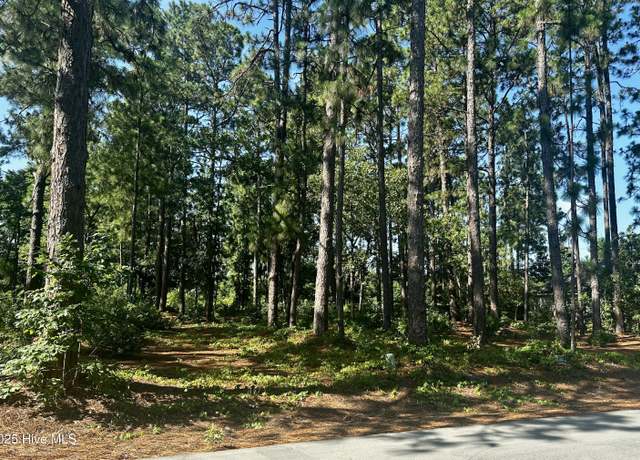 Property at 16 Moore Dr, Pinehurst, NC 28374