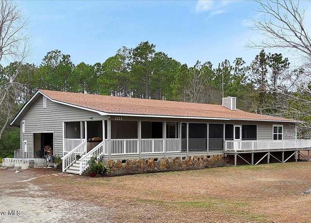 Property at 1923 Robin Rd, Southport, NC 28461, 3 beds, 3.5 baths