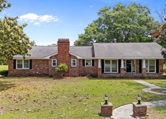 Property at 206 Brentwood Ct, New Bern, NC 28562, 4 beds, 2 baths