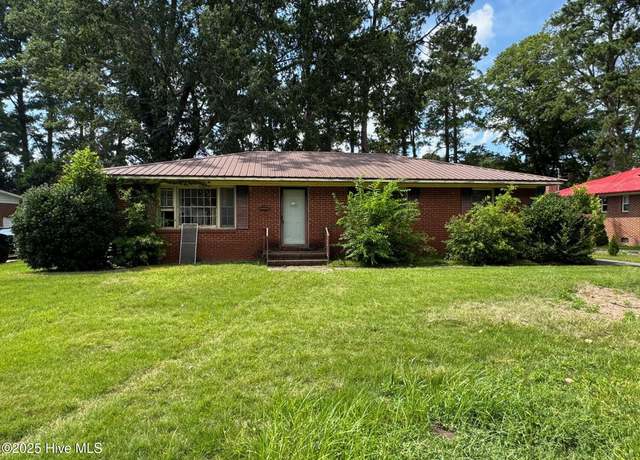 Property at 411 Lafayette St, Clinton, NC 28328, 3 beds, 2 baths