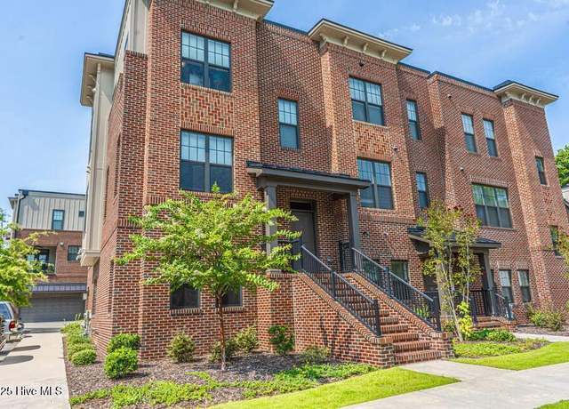 Property at 10 Brownstone Ln, Southern Pines, NC 28387, 3 beds, 2.5 baths