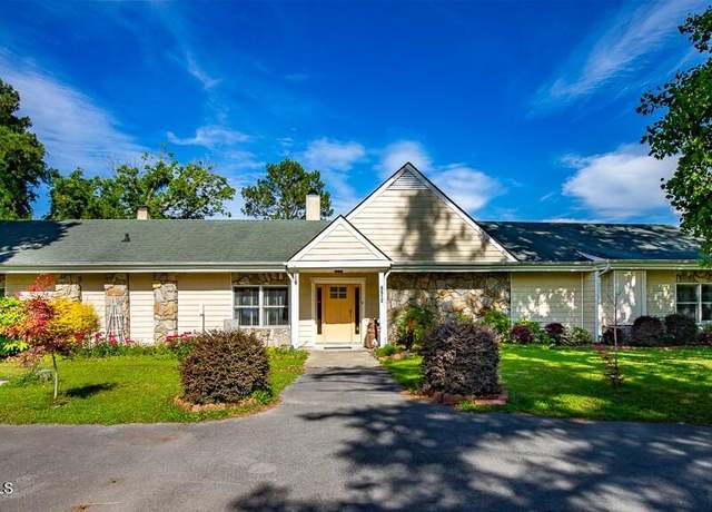 Property at 4512 Rivershore Dr, New Bern, NC 28560, 4 beds, 3 baths