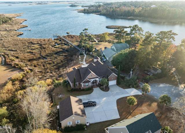 Property at 101 Trumpet St, Surf City, NC 28445, 3 beds, 4.5 baths