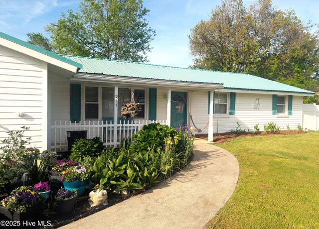 Property at 917 Davis Pl, Morehead City, NC 28557, 3 beds, 2 baths