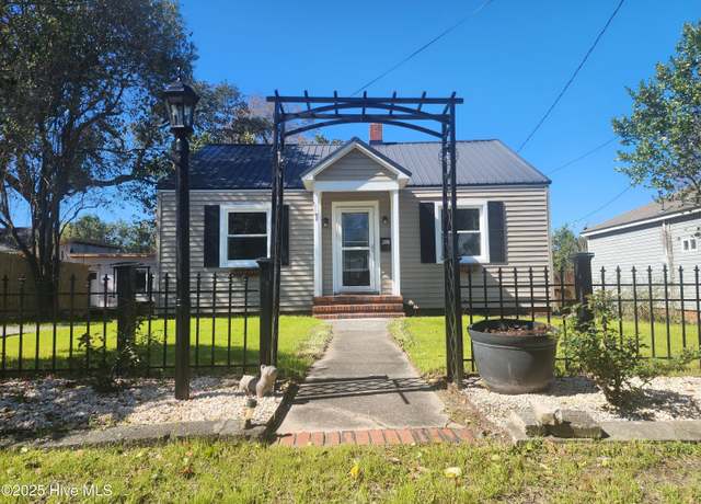 Property at 2090 Burnett Blvd, Wilmington, NC 28401, 2 beds, 1.5 baths