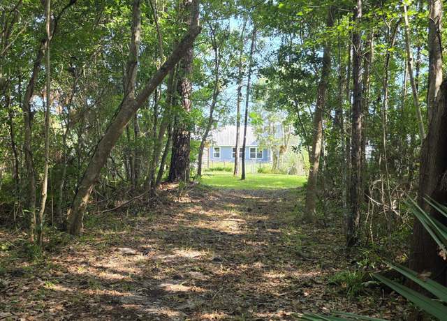 Property at 8154 Country Bay Blvd, Navarre, FL 32566, 4 beds, 2 baths