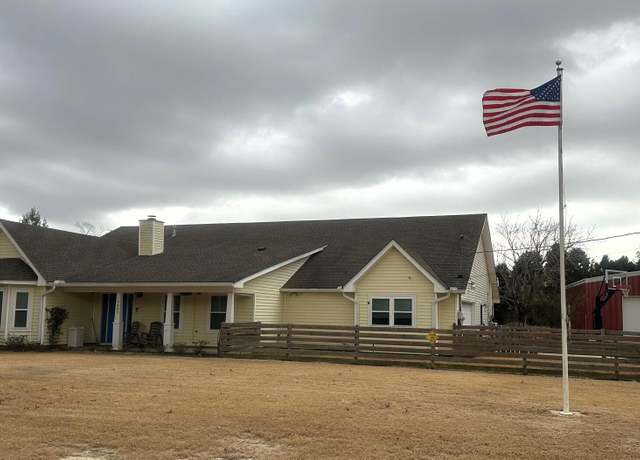 Property at 9437 Bone Bluff Dr, Navarre, FL 32566, 4 beds, 3 baths