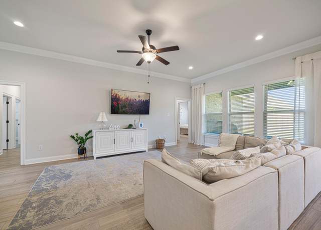 Property at 1467 Penn State Ct, Gulf Breeze, FL 32563, 4 beds, 2 baths