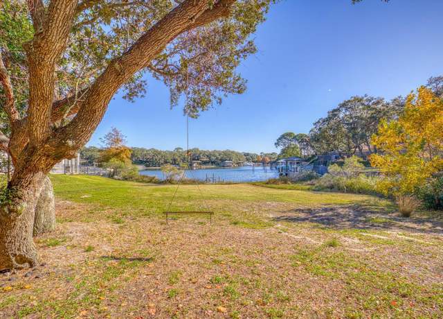 Property at 30 Highpoint Dr, Gulf Breeze, FL 32561, 3 beds, 2.5 baths