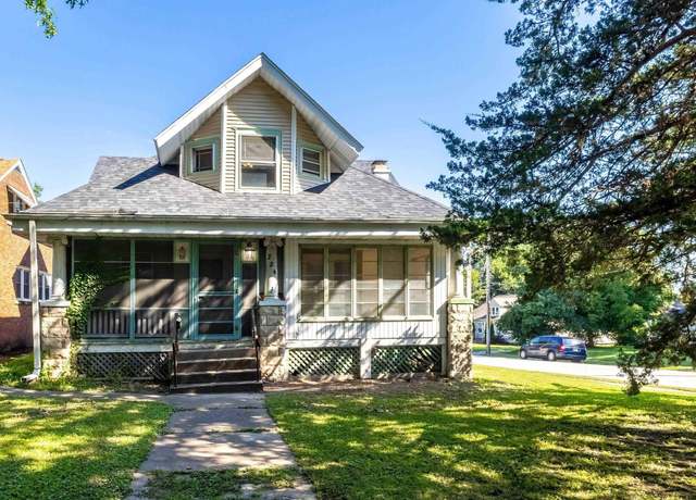 Property at 224 E Rusholme St, Davenport, IA 52803, 3 beds, 1 bath