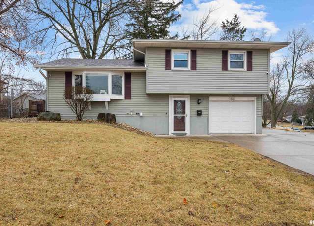 Property at 1307 Hillside Dr, Bettendorf, IA 52722, 3 beds, 1.5 baths