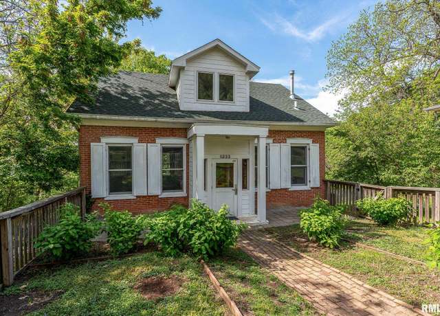 Property at 1333 E 10th St, Davenport, IA 52803, 2 beds, 3.5 baths