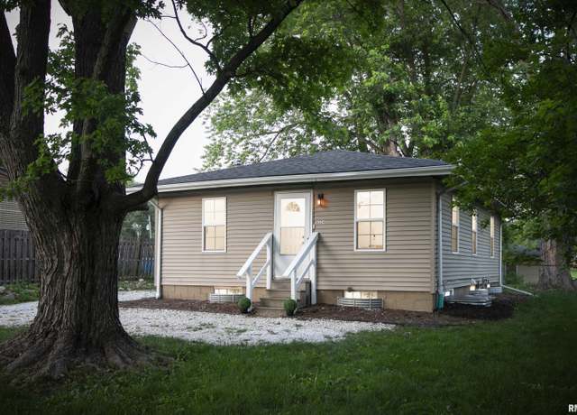 Property at 4224 S Lafayette Ave, Bartonville, IL 61607, 4 beds, 2 baths