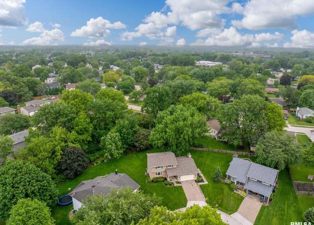 Property at 2525 Eastberry Ct, Bettendorf, IA 52722, 4 beds, 3.5 baths