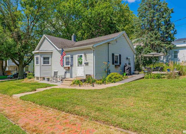 Property at 121 W Wayne St, Mt Pulaski, IL 62548, 2 beds, 1 bath