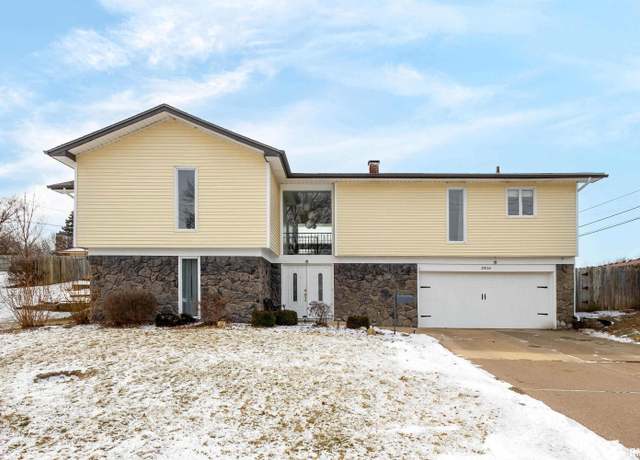 Property at 2416 Lorton Ave, Davenport, IA 52803, 4 beds, 2 baths